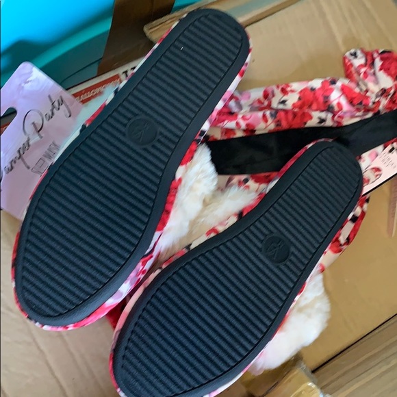 VS Slippers - Picture 4 of 5